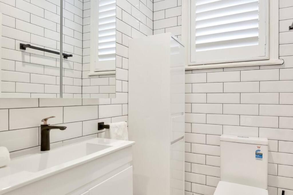 Stylish Cbd 2 Bedroom 54 Apartment *