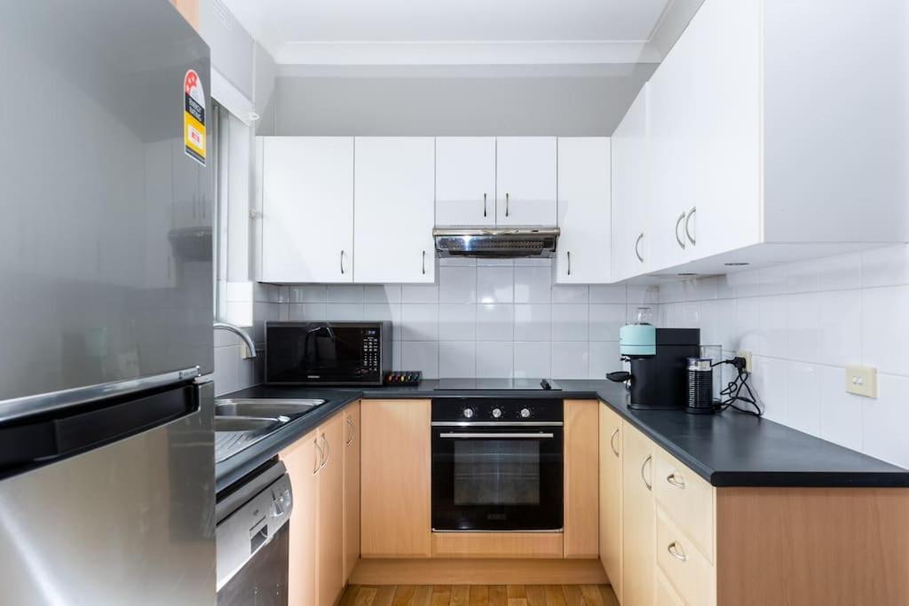 Mosman Views, 2bed, Parking, 15min Walk To * Sydney