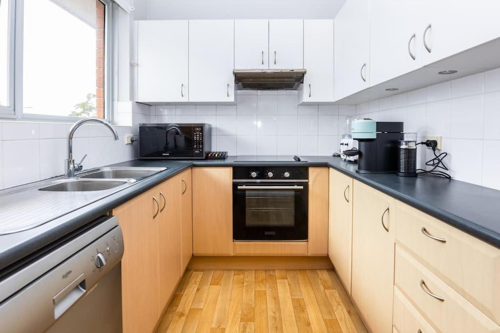 Mosman Views, 2bed, Parking, 15min Walk To *