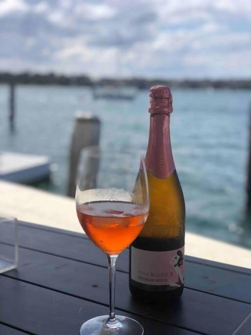 Apartment Harbourfront Boathouse And Escape Sydney