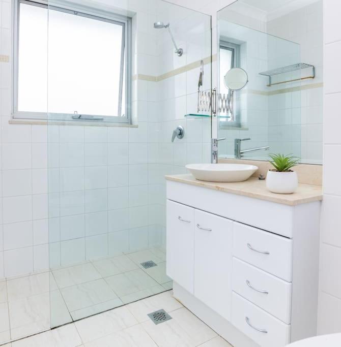 Apartment Mosman Views, 2bed, Parking, 15min Walk To