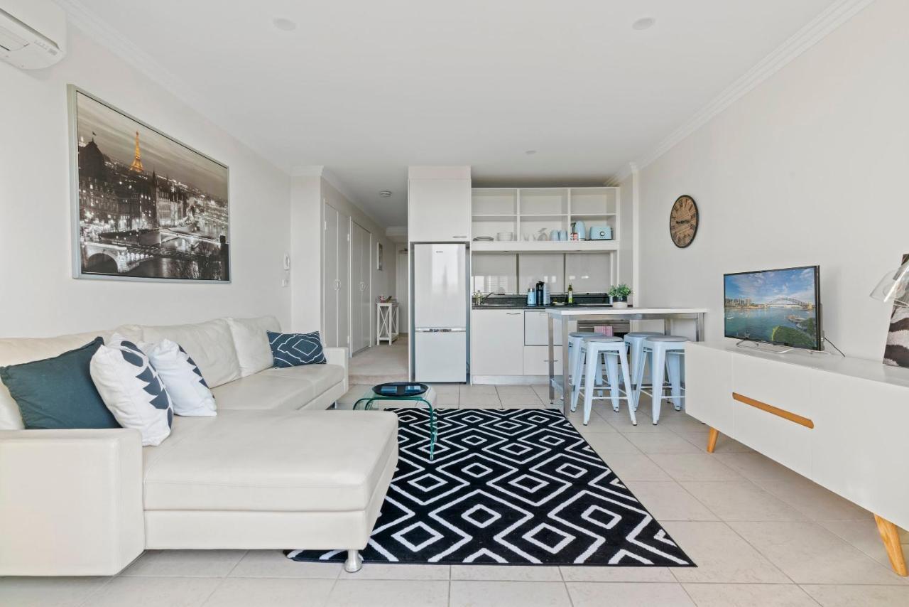 Floor With Balcony In Great Location Apartment