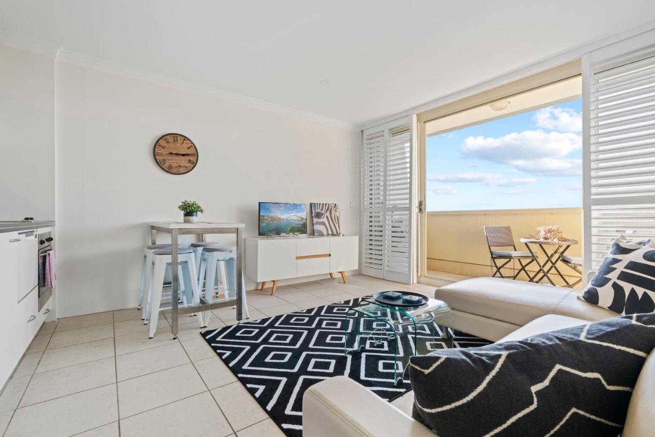 Floor With Balcony In Great Location Sydney
