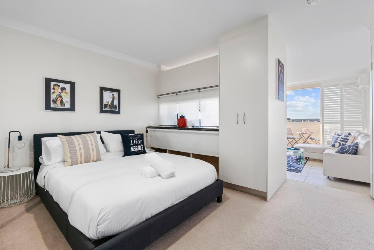 Floor With Balcony In Great Location Apartment *