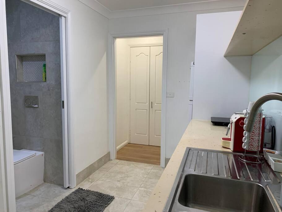 Private 1 Bedroom Near And Shops Sydney