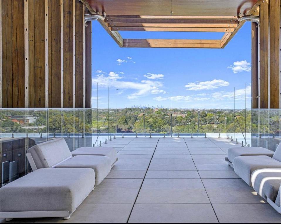 Top Ryde City Apartment
