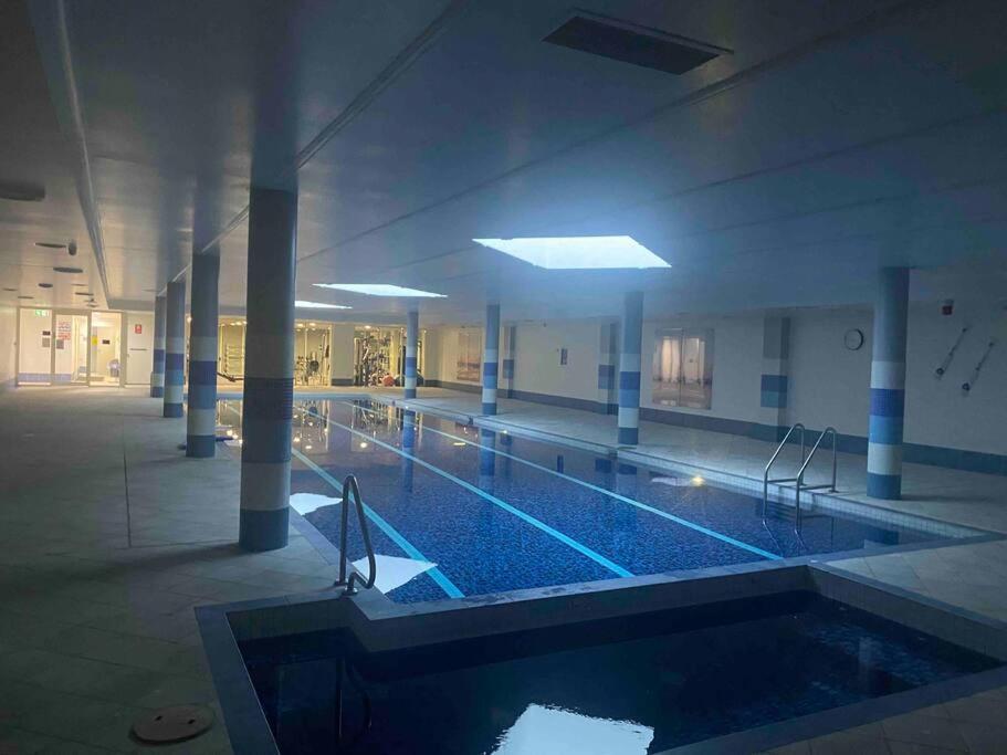 In Chiswick With Pool, Sauna & Gym Apartment