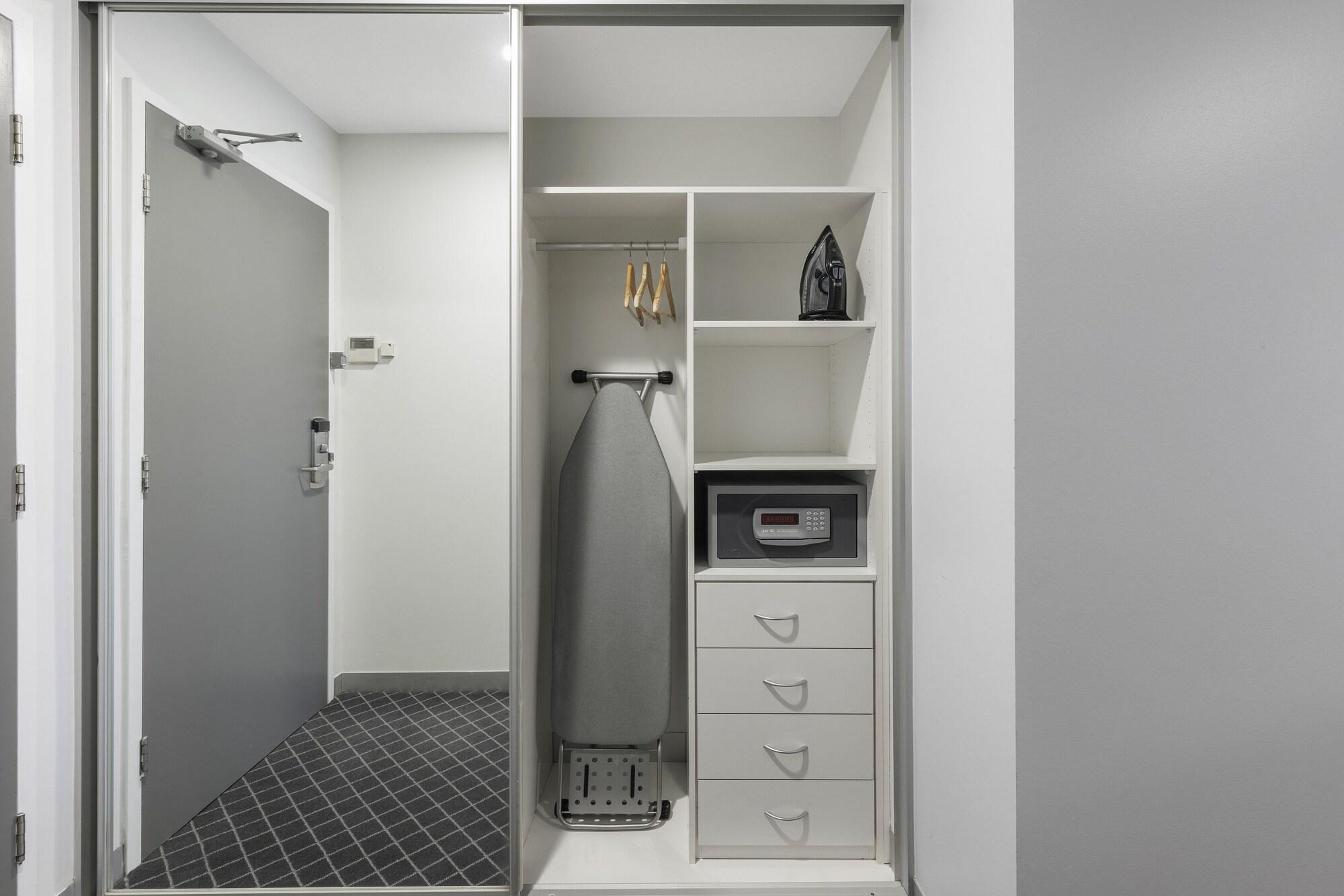 Aparthotel Holiday & Bondi Junction 4*