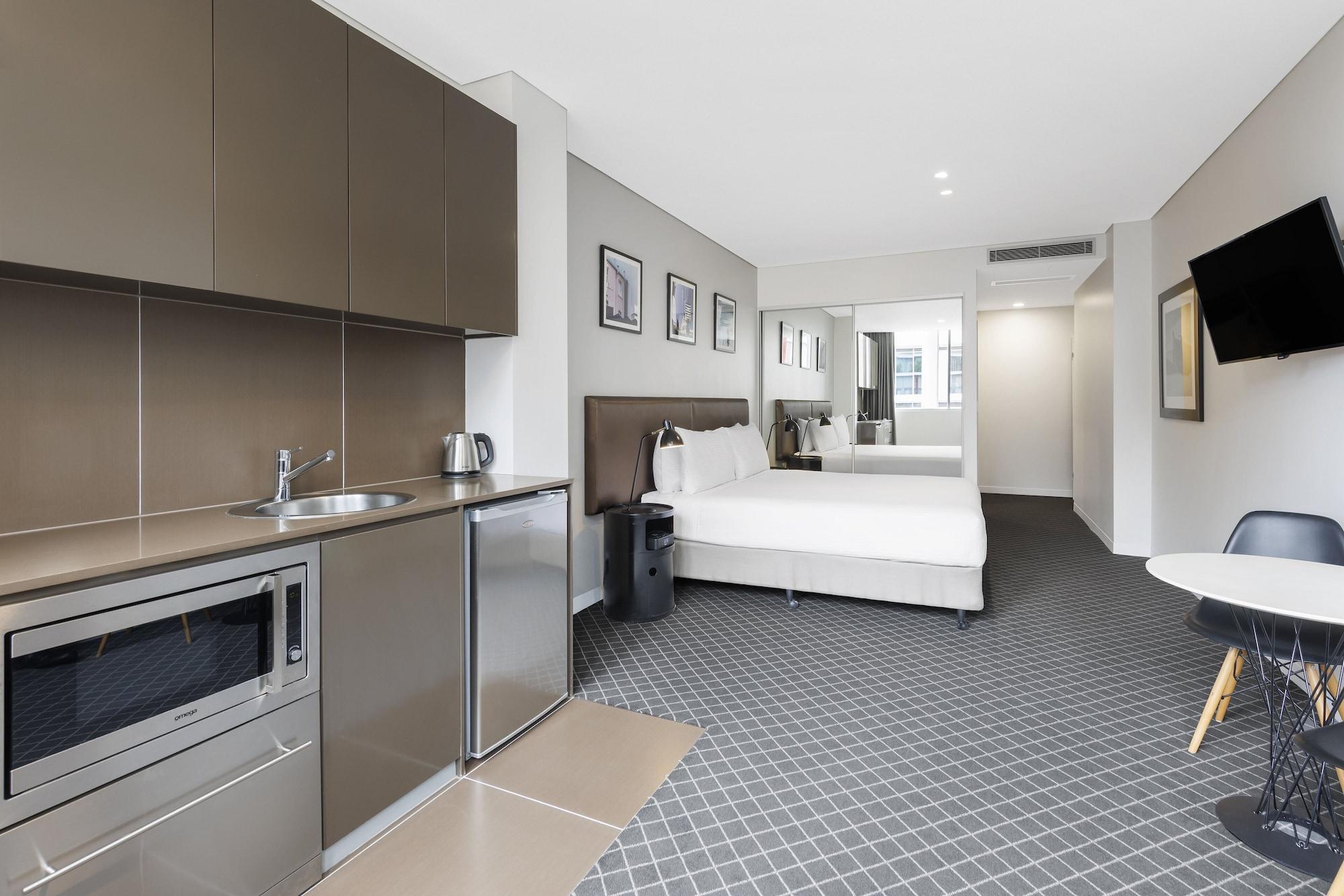 Aparthotel Holiday & Bondi Junction 4*