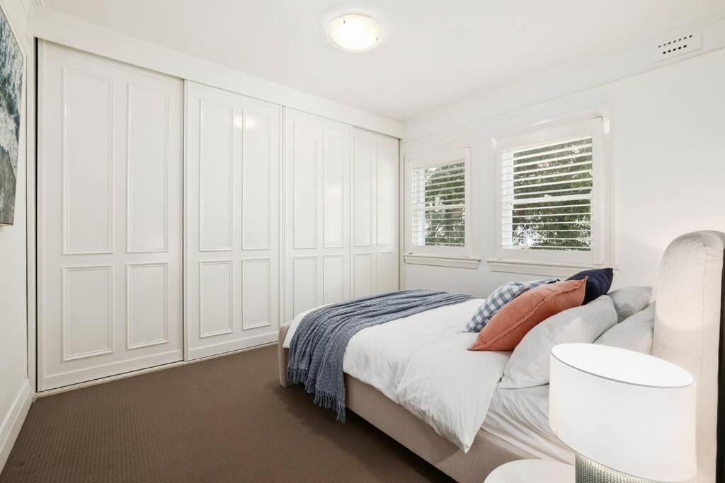 Spacious Art Deco In The Heart Of Manly