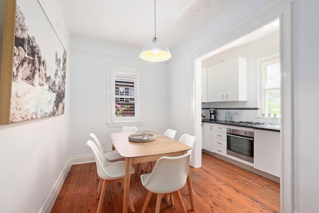 Spacious Art Deco In The Heart Of Manly *