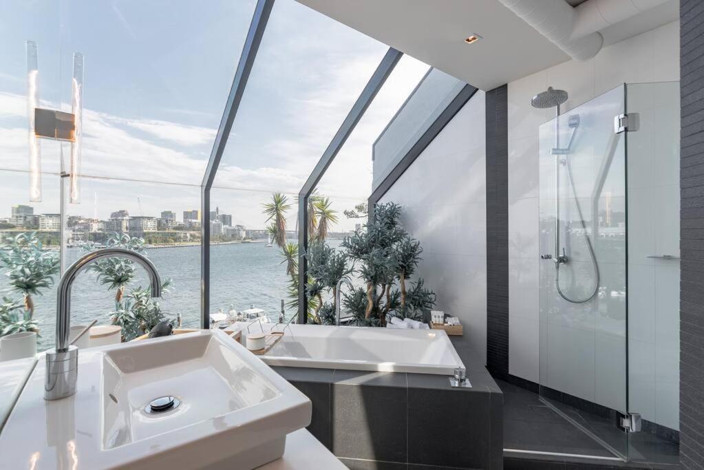 Bahay bakasyunan Harbourfront Oasis With Pool, Steps To Vivid And Iconic Sydney Views