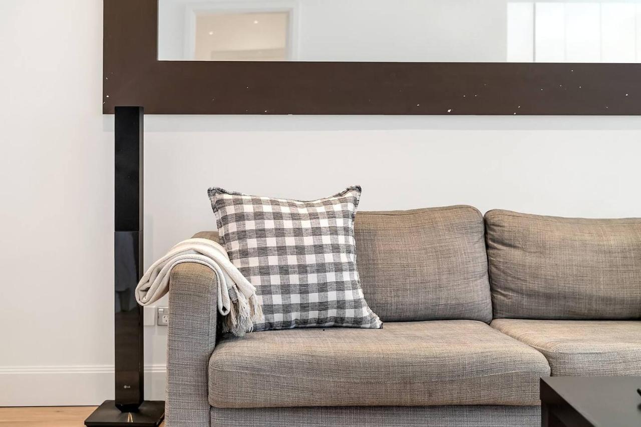 'simply Sydney' Living Off Wharf Roadway Apartment