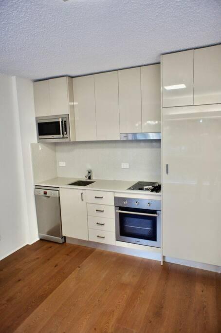 Lovely Refurbished 1 Bed Near Marina + Parking Apartamento Sidney