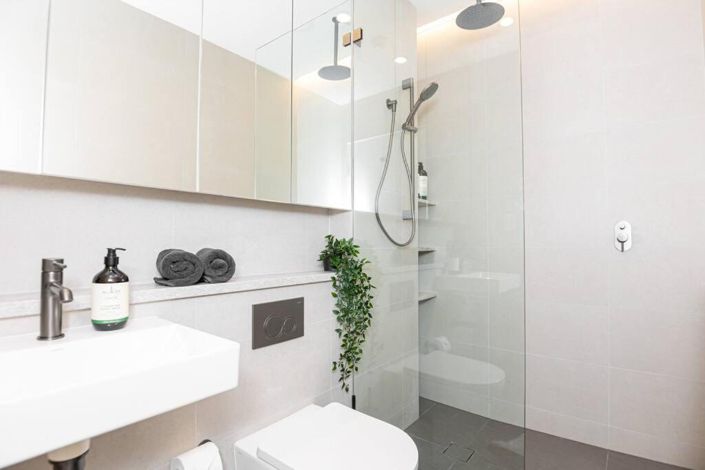 Llbrand New Beachside 2br In Prime Location Apartment *