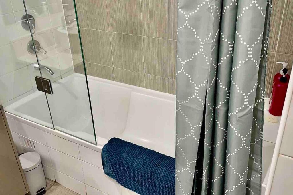 Apartment New Comfy Stylish In Rhodes Next To Train N Shopping Center