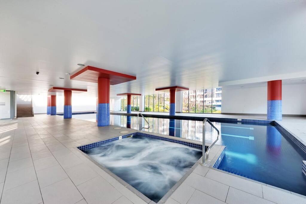 New Comfy Stylish In Rhodes Next To Train N Shopping Center Apartment