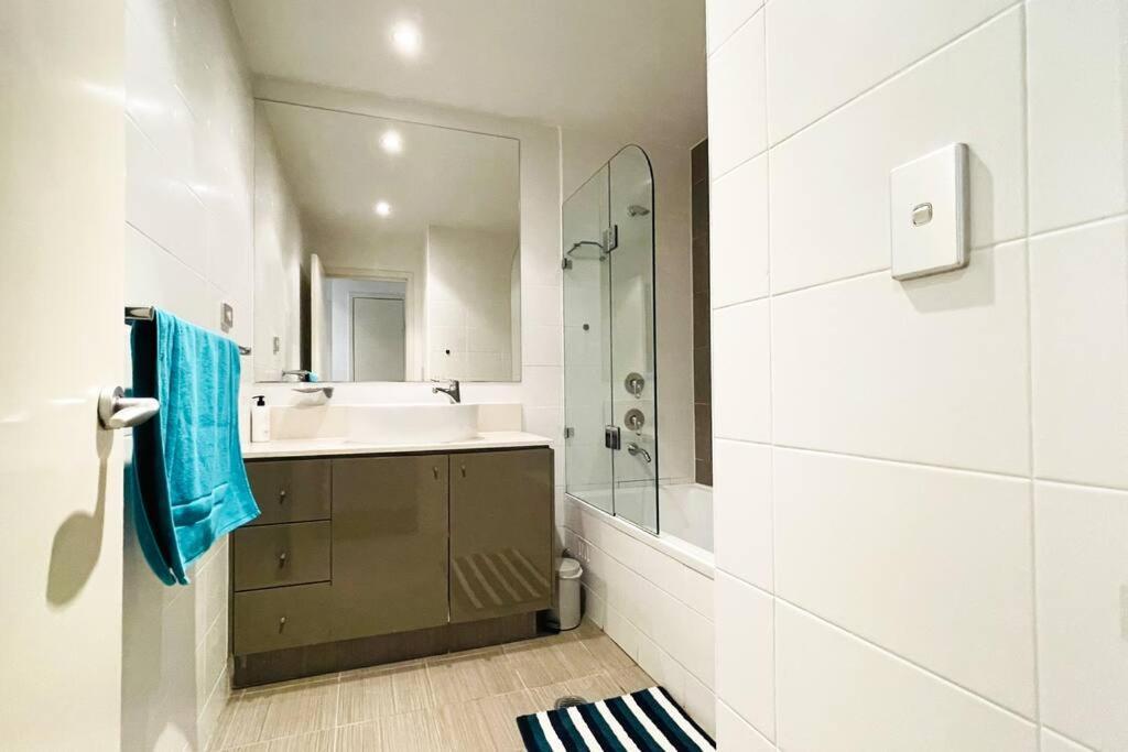 New Comfy Stylish In Rhodes Next To Train N Shopping Center Sydney