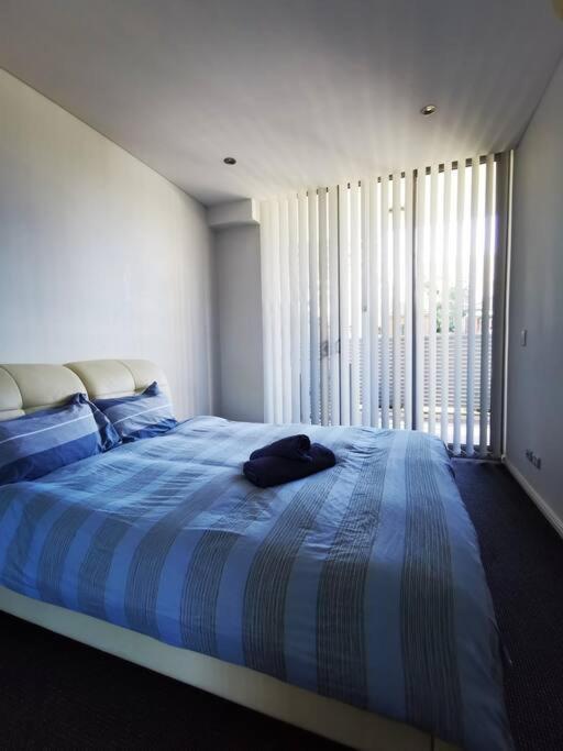 New Comfy Stylish In Rhodes Next To Train N Shopping Center Apartment