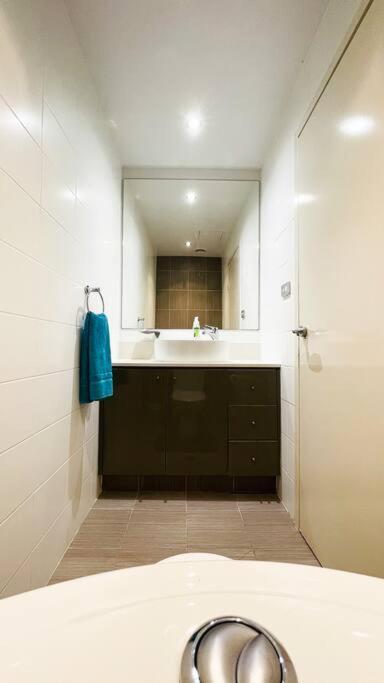 New Comfy Stylish In Rhodes Next To Train N Shopping Center Apartment
