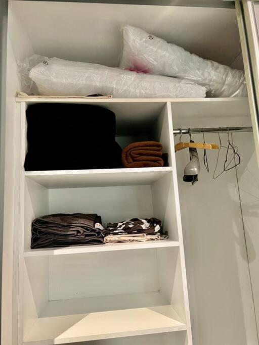 Apartment New Comfy Stylish In Rhodes Next To Train N Shopping Center *
