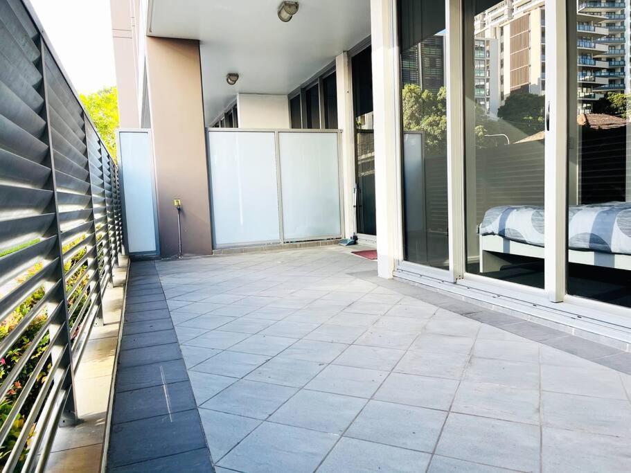 New Comfy Stylish In Rhodes Next To Train N Shopping Center *