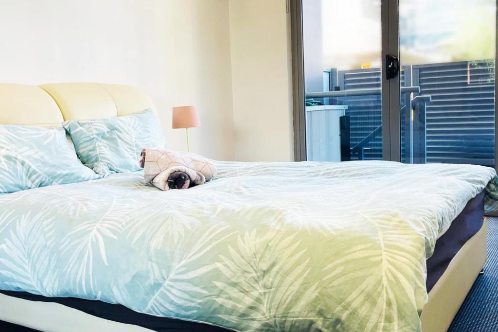 New Comfy Stylish In Rhodes Next To Train N Shopping Center