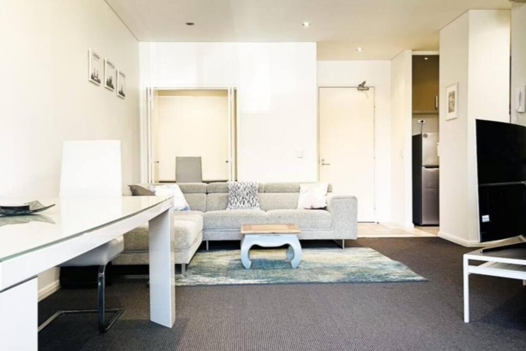 New Comfy Stylish In Rhodes Next To Train N Shopping Center *
