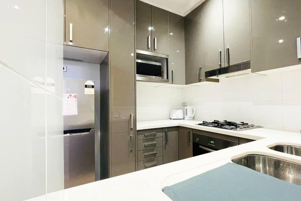 New Comfy Stylish In Rhodes Next To Train N Shopping Center