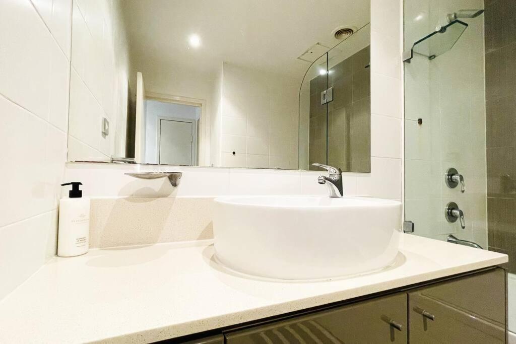 Apartment New Comfy Stylish In Rhodes Next To Train N Shopping Center Sydney