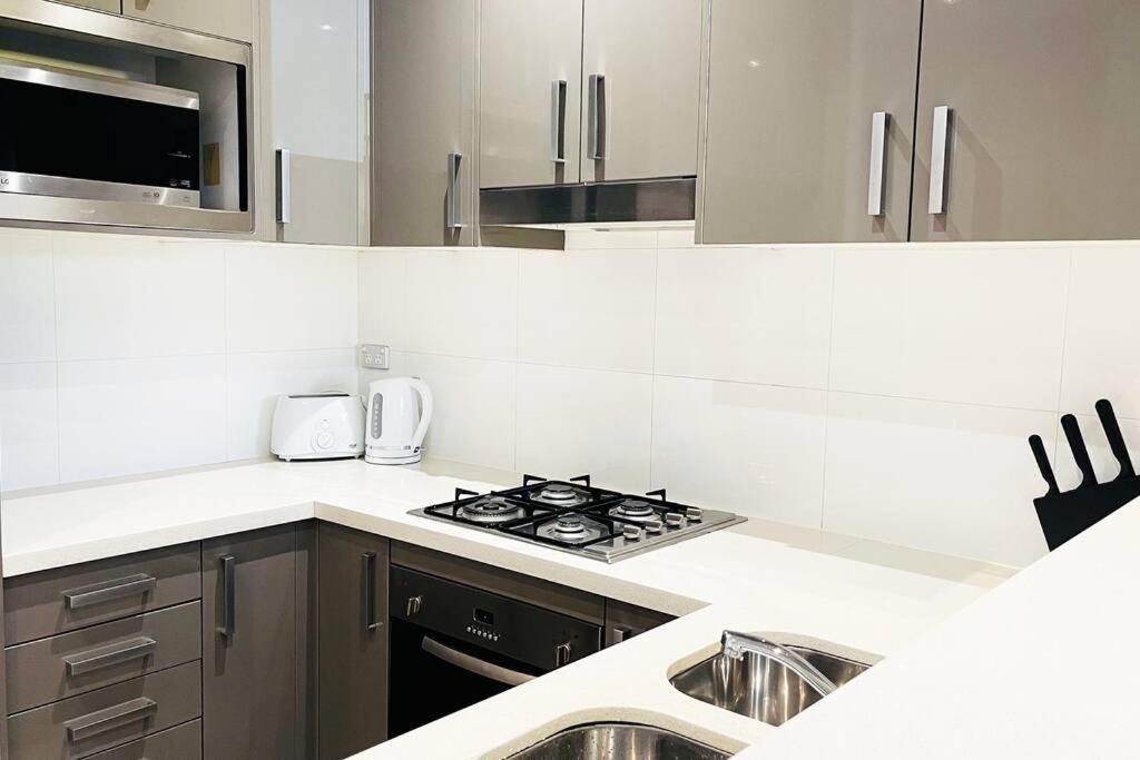 New Comfy Stylish In Rhodes Next To Train N Shopping Center Apartment