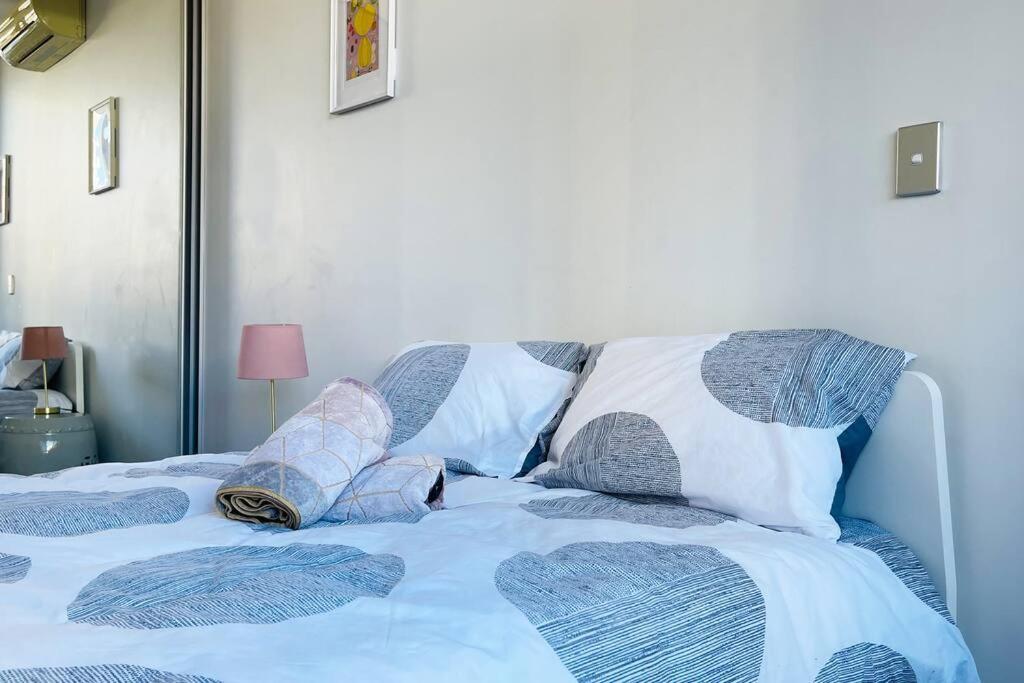New Comfy Stylish In Rhodes Next To Train N Shopping Center Apartment *