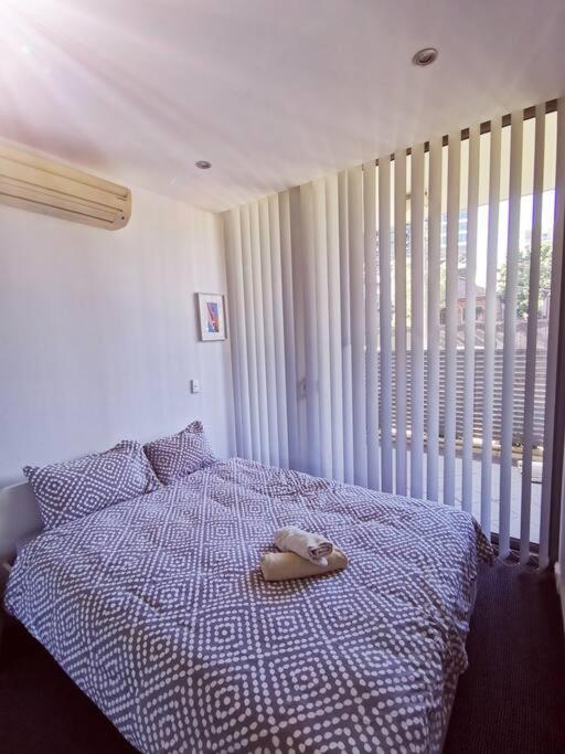 Apartment New Comfy Stylish In Rhodes Next To Train N Shopping Center
