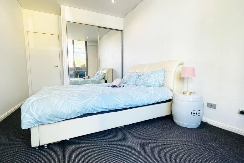 Apartment New Comfy Stylish In Rhodes Next To Train N Shopping Center *