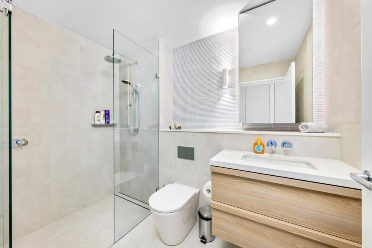 Adorable 2b Near Macquarie Uni