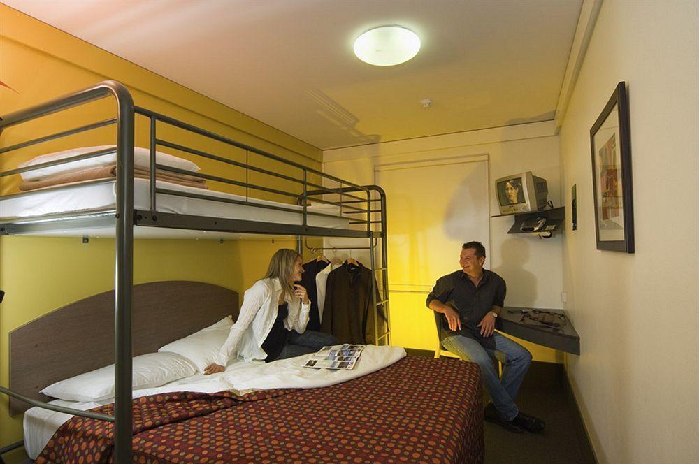 Hotel Ibis Budget Airport 3*