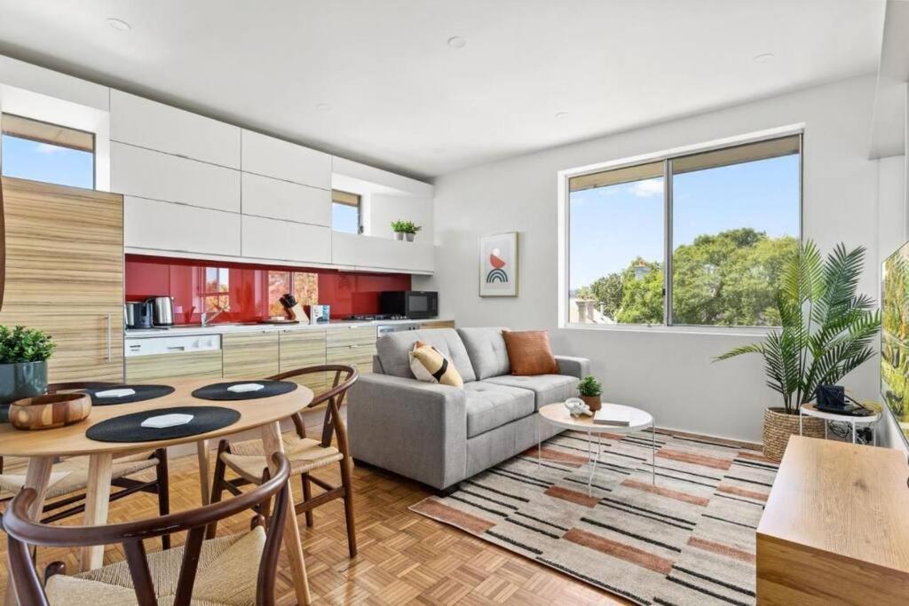 Stylish 2 Bedroom In Birchgrove Apartment *