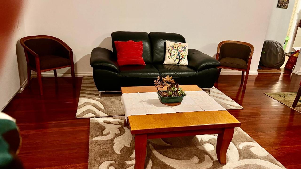 Peaceful South Hurstville Unit Close To Airport Apartment