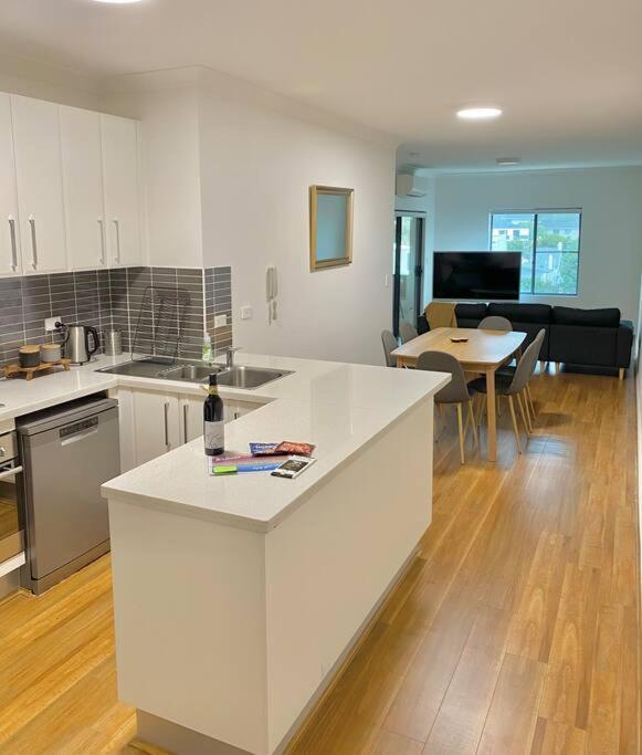 Apartment Lovely 2 Bedroom With Views *