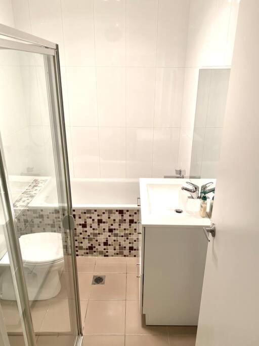 Lovely 2 Bedroom With Views *
