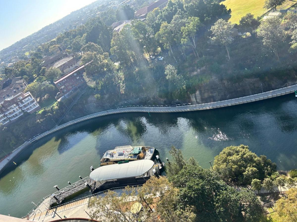 Apartment Classy Sleek Two Bedroom With Expansive River Views In The Heart Of Sydney's Second Cbd