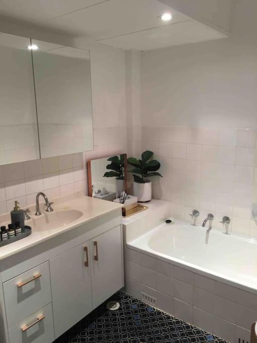 Harbourside Style, 2 Bed, A/c, Pool -elizabeth Bay *