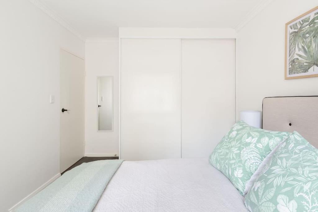 Harbourside Style, 2 Bed, A/c, Pool -elizabeth Bay * Sydney