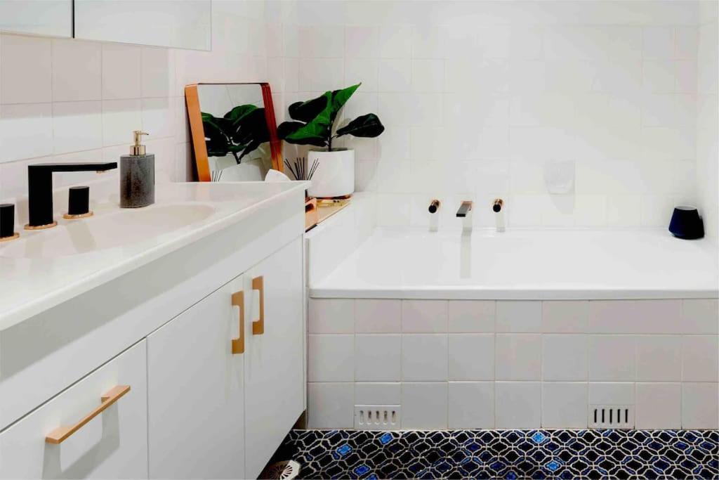 Harbourside Style, 2 Bed, A/c, Pool -elizabeth Bay Sydney