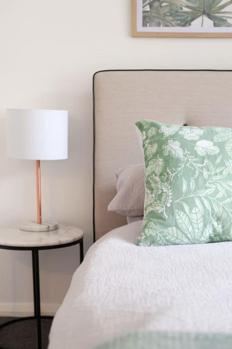 Apartment Harbourside Style, 2 Bed, A/c, Pool -elizabeth Bay