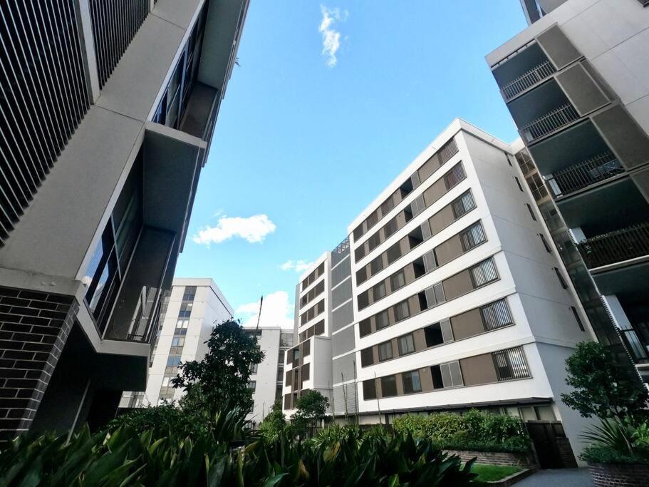 High Floor Skyline View 2br Close2olympic Park Sydney