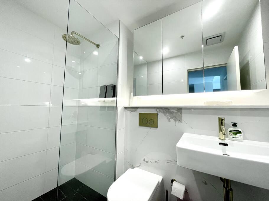 High Floor Skyline View 2br Close2olympic Park Apartment