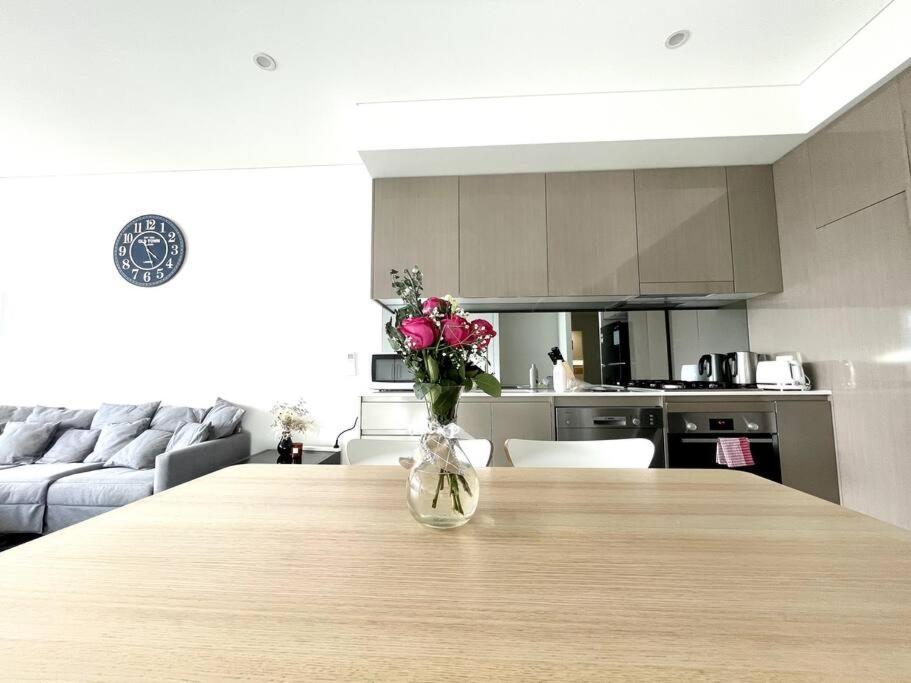 High Floor Skyline View 2br Close2olympic Park Apartment
