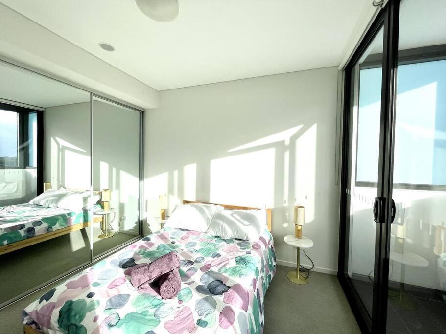 Apartment High Floor Skyline View 2br Close2olympic Park Sydney