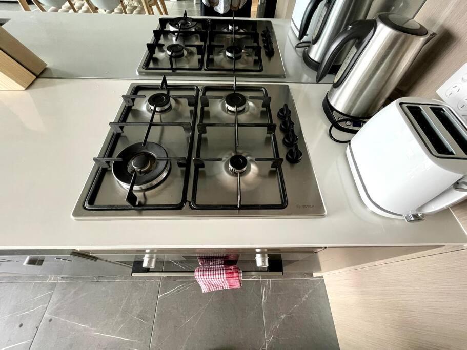 Apartment High Floor Skyline View 2br Close2olympic Park Sydney